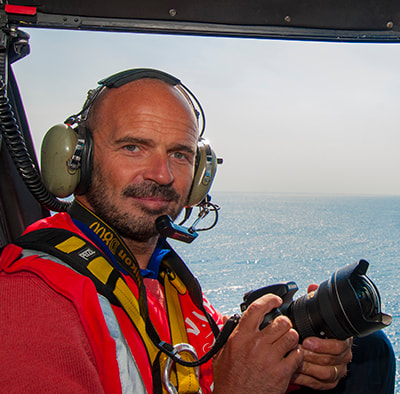 Martino Motti in elicottero come fotografo di barche